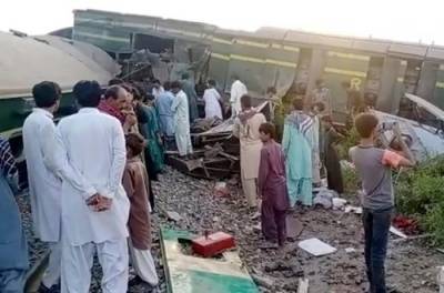В столкновении двух пассажирских поездов погибли около 30 человек (ВИДЕО)