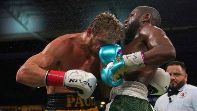 «Он оказался лучше, чем я думал»: Мейвезер не сумел победить блогера Пола в выставочном боксёрском поединке