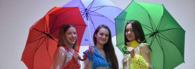 «Прогулки под дождём»: необычную коллекцию одежды представили юные гомельчане