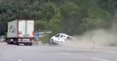 Форсаж по-турецки. На шоссе в Турции грузовик столкнул легковушку с дороги (видео)