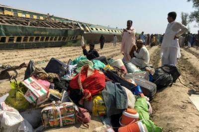 Число жертв столкновения поездов в Пакистане выросло до 50