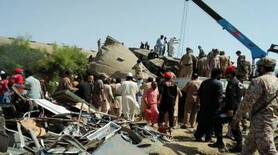 Число погибших при столкновении поездов в Пакистане увеличилось до 50