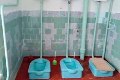 Власти заступились за участвовавшего в конкурсе на худший туалет учителя