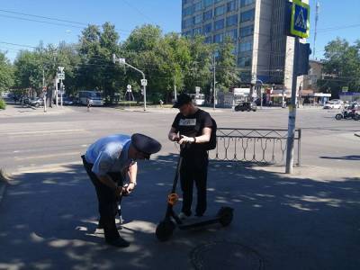 В Екатеринбурге патрули ГИБДД проверяют, если ли у самокатчиков водительские права