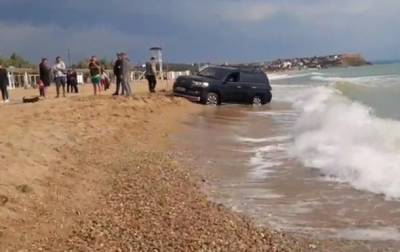 В Крыму внедорожник застрял в воде на пляже