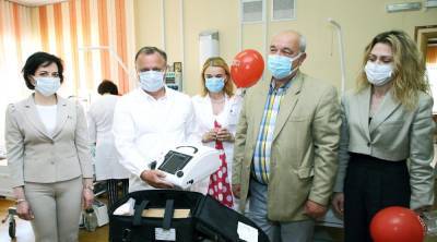 «Ценный подарок для спасения жизней». Новый ИВЛ-аппарат передал областному Дому ребенка Белорусский фонд мира