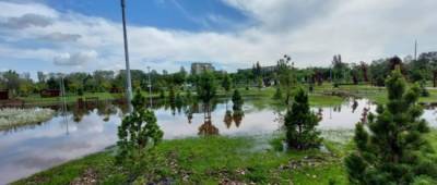 В Мариуполе из-за сильных дождей затопило новую зону барбекю (видео)