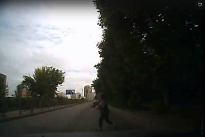 В Рязани женщина выскочила из-за деревьев и чуть не попала под колеса машины