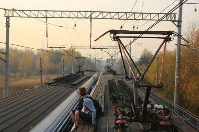 В Азове школьник едва не погиб после удара током на крыше поезда