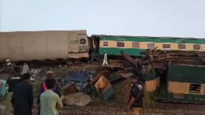 Последствия столкновения двух поездов в Пакистане — видео
