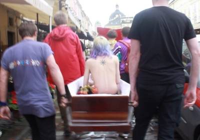 Во Львове объяснили, зачем по городу носили голую девушку в гробу