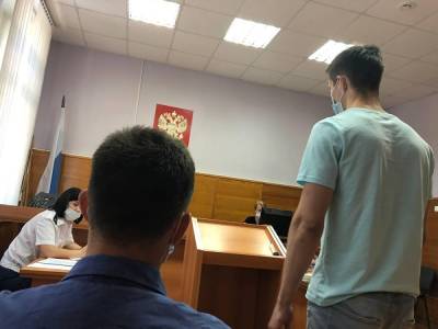 В Екатеринбурге молодой парень пнул силовика на акции Навального. Ему грозит 5 лет колонии