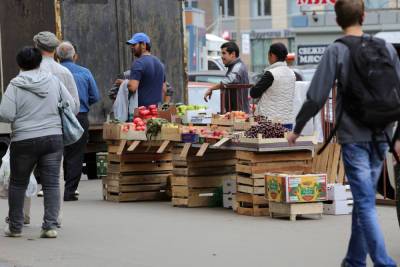 Лотошники травят петербуржцев несвежими ягодами