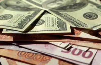 Доллар укрепляется к евро, стабилен к иене