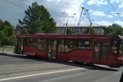 Сошедший с рельсов трамвай стал причиной огромной пробки в Казани