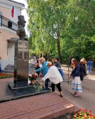 Ульяновцы возложили цветы к памятнику Пушкина