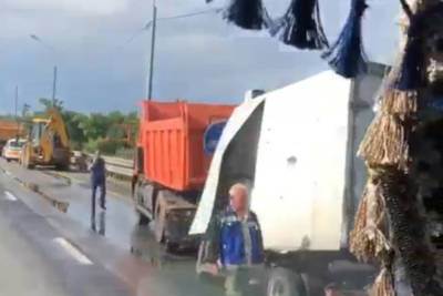 В Тверской области водитель фургона врезался в грузовик и погиб