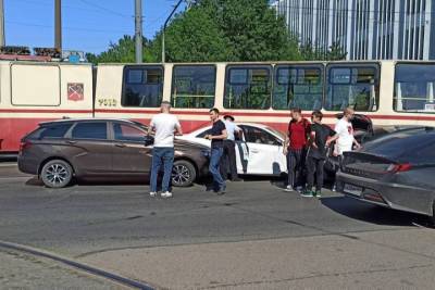 Трамвай, сошедший с рельс, стал виновником ДТП в Невском районе
