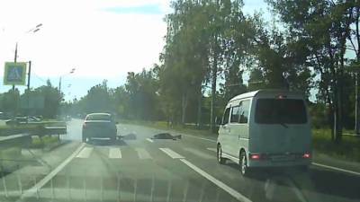 Поспешивший водитель снес людей на переходе в Петербурге. Видео