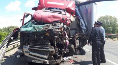 Обстоятельства смертельной аварии с тремя большегрузами: водитель КамАЗа ехал с супругой