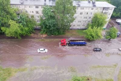 Город поплыл: автомобили тонут в затопленных улицах Твери