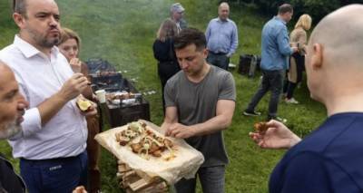 «Они едят из рук президента» — реакция в сети на шашлычную вечеринку Зеленского для СМИ