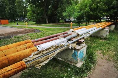Жители Кузьминок просят убрать трубы теплоснабжения с территории дворов под землю