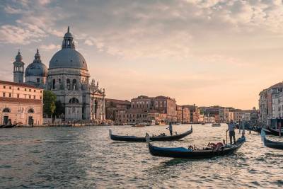 В Венеции сняли почти все карантинные ограничения и мира
