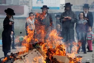 Зачем в Израиле устраивают массовое сжигание хлеба