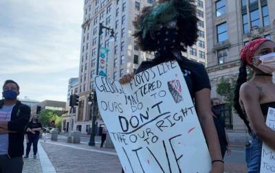 В США вспыхнули новые протесты из-за убийства темнокожего сотрудниками полиции и мира