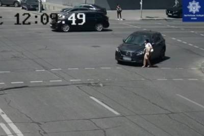 В Киеве Mazda наехала на женщину - водитель скрылся с места ДТП