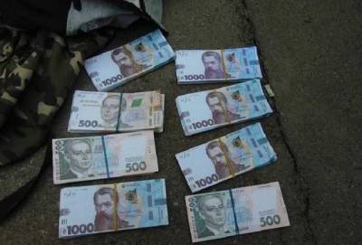 В Киеве объявили подозрение мужчине, который обменял 20 тысяч долларов на сувенирные купюры