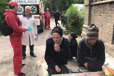 Санитары украинской психбольницы бросили пациентов умирать на кладбище