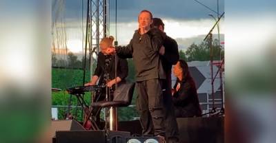 Еле стоял на ногах: Пьяный экс-фронтмен "Агаты Кристи" Глеб Самойлов сорвал концерт