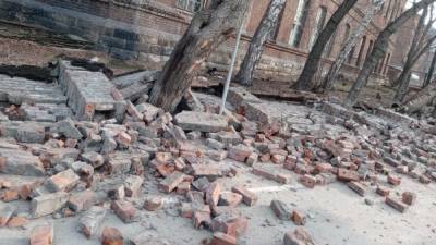 Два человека пострадали при обрушении перекрытий здания в Новосибирской области