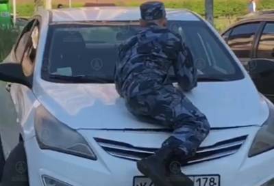 В Петербурге нетрезвый таксист «катал» мужчину в форме на капоте