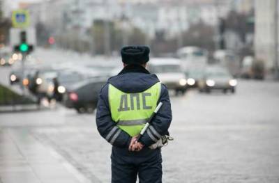 Гаишникам в России запретят брать документы у водителей, если туда вложены деньги