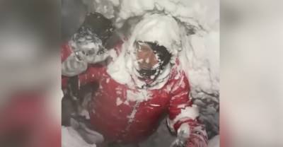 "Сегодня мой второй день рождения": На Эльбрусе альпиниста вытащили из ледовой трещины