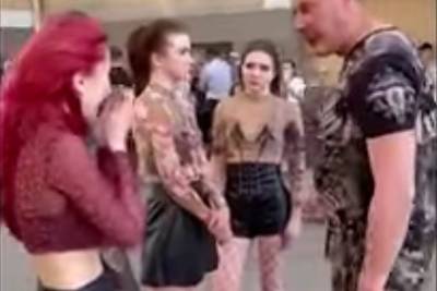 Мужчина обматерил танцующих девушек и попал в полицию