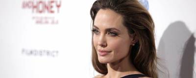 Анджелина Джоли сменила черный наряд на яркое платье