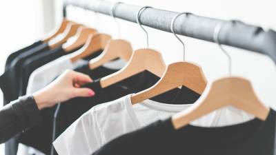 Блогер поделилась простым способом вывести масляные пятна с одежды