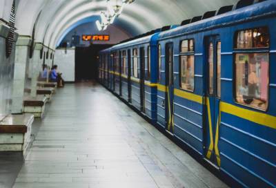 Мужчина упал на рельсы в петербургском метро и выжил