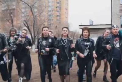 Родители выпускников школы №2 в Чите поздравили детей с окончанием учёбы панк-клипом