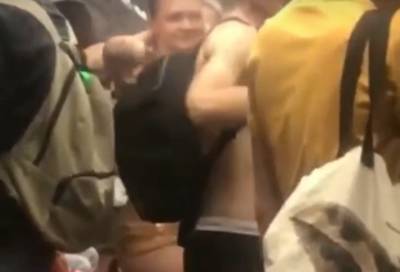 Молодые полуголые люди устроили танцы в вагоне поезда в петербургской подземке