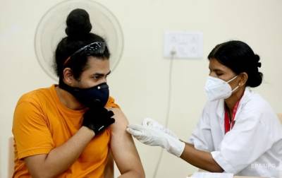 В Индии всех взрослых вакцинируют бесплатно