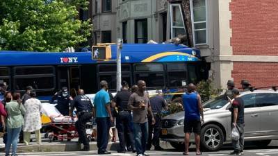 ЧП. В Нью-Йорке автобус врезался в дом, 17 человек пострадали