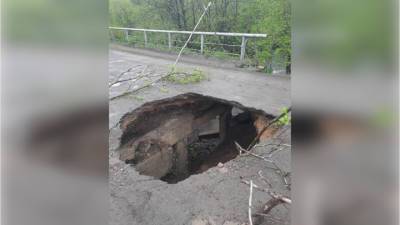 На севере Сахалина частично обвалился мост, отрезав жителей от мира