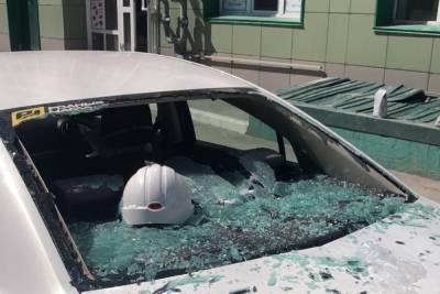 Дети разбили стекло иномарки брошенным с балкона пакетом с водой в Новосибирске