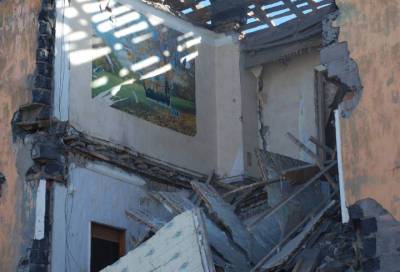 Под рухнувшими перекрытиями здания в Новосибирской области оказались два человека