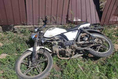 Подросток без водительских прав врезался на мотоцикле в забор в Чернышевске